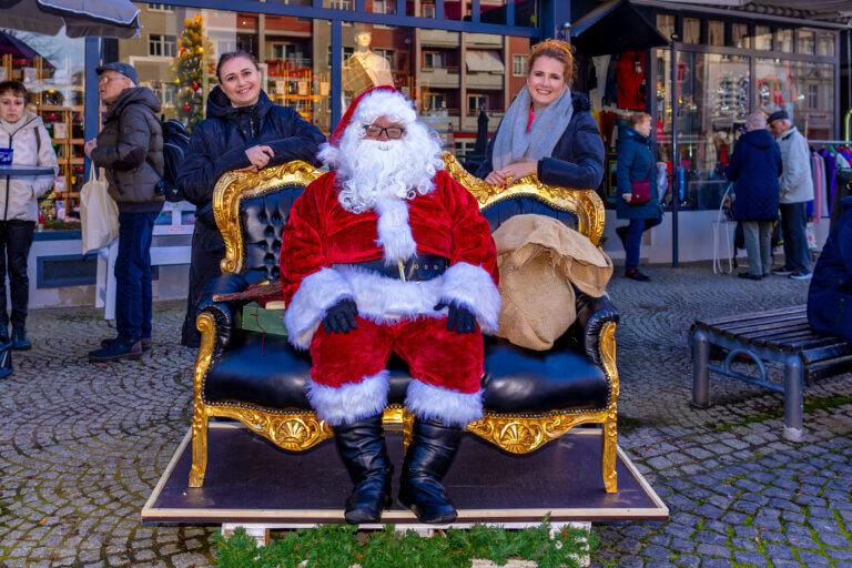 Weihnachtsmann (Andreas Dötsch) mit den Helfern Darya Inochentsy (Vereinsstellvertreterin) und Elisabeth Kupfer (Citymanagerin)